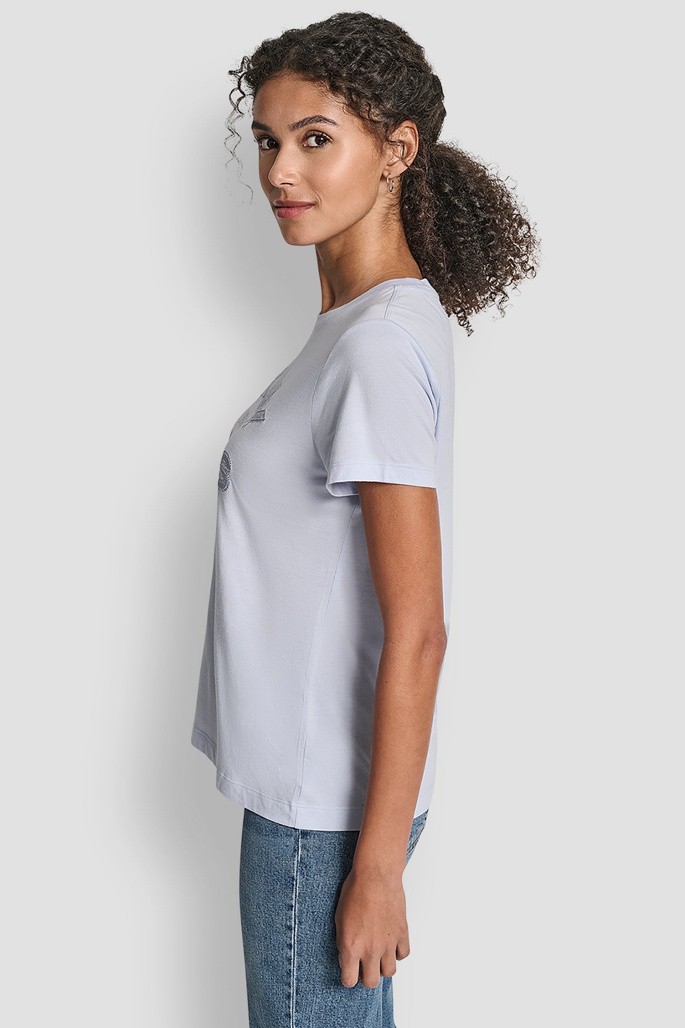 DKNY JEANS SATIN APPLIQUE CHAINSTITCH LOGO CREW NECK TEE - Frost Blue/Silver - 4