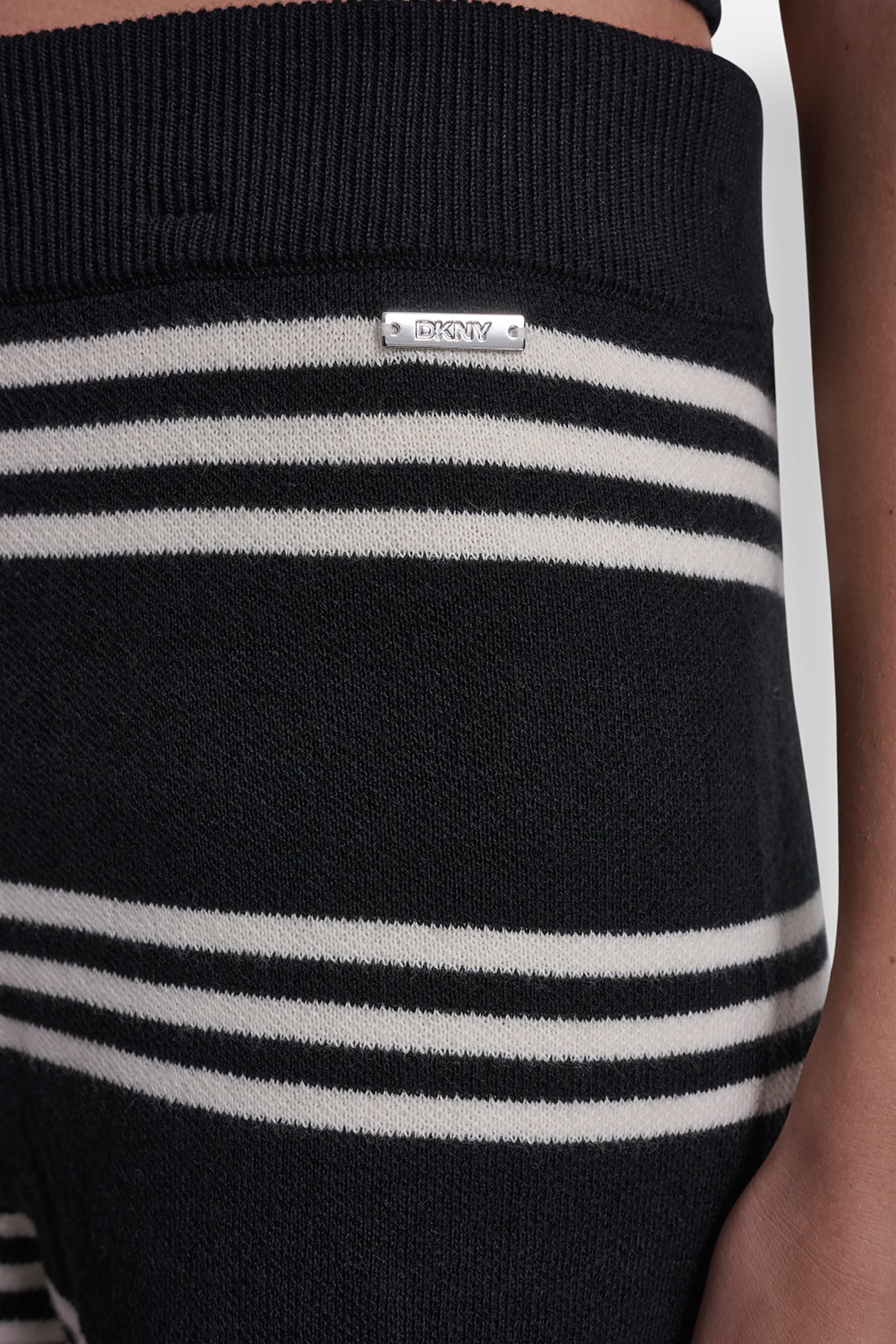 STRIPED SWEATER SHORT - Black/Eggnog - 5