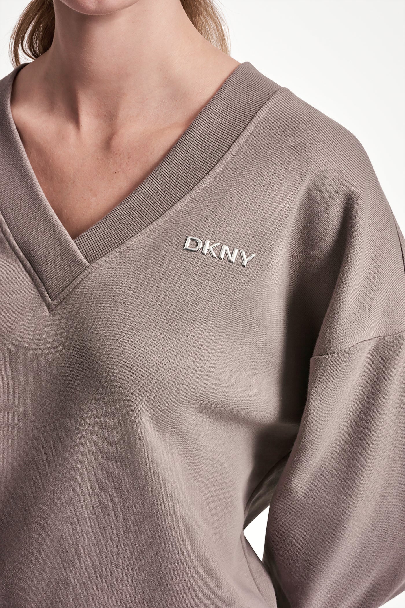 METALLIC BUBBLE LOGO V-NECK PULLOVER - Mushroom - 6