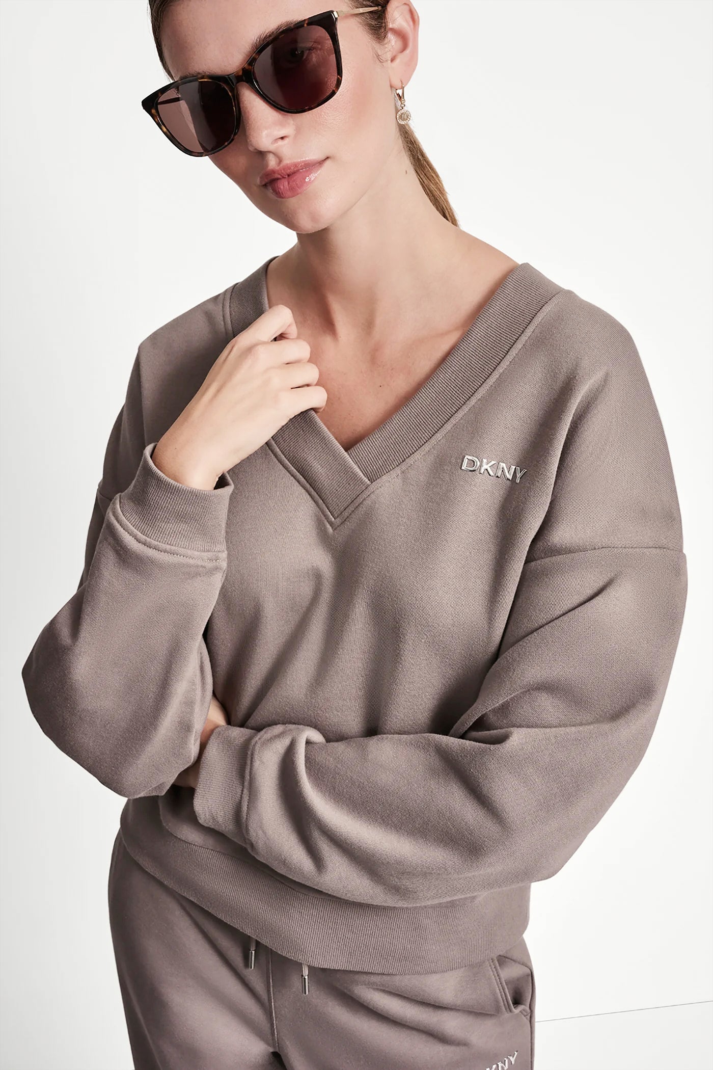 METALLIC BUBBLE LOGO V-NECK PULLOVER - Mushroom - 5