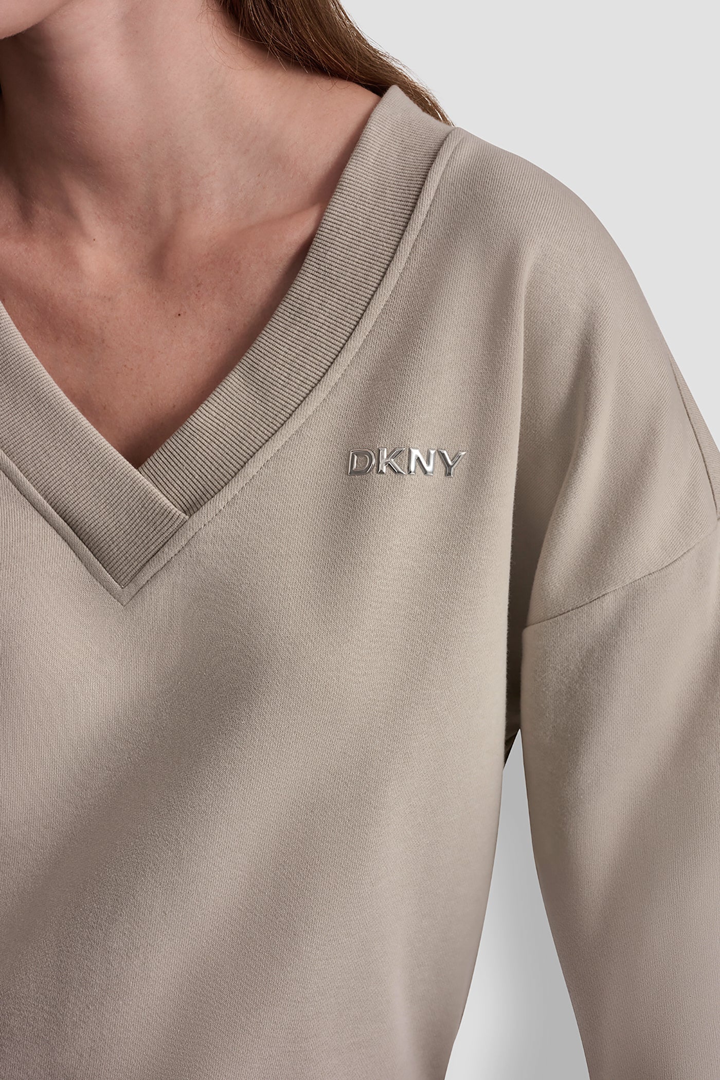 METALLIC BUBBLE LOGO V-NECK PULLOVER - Pebble - 6