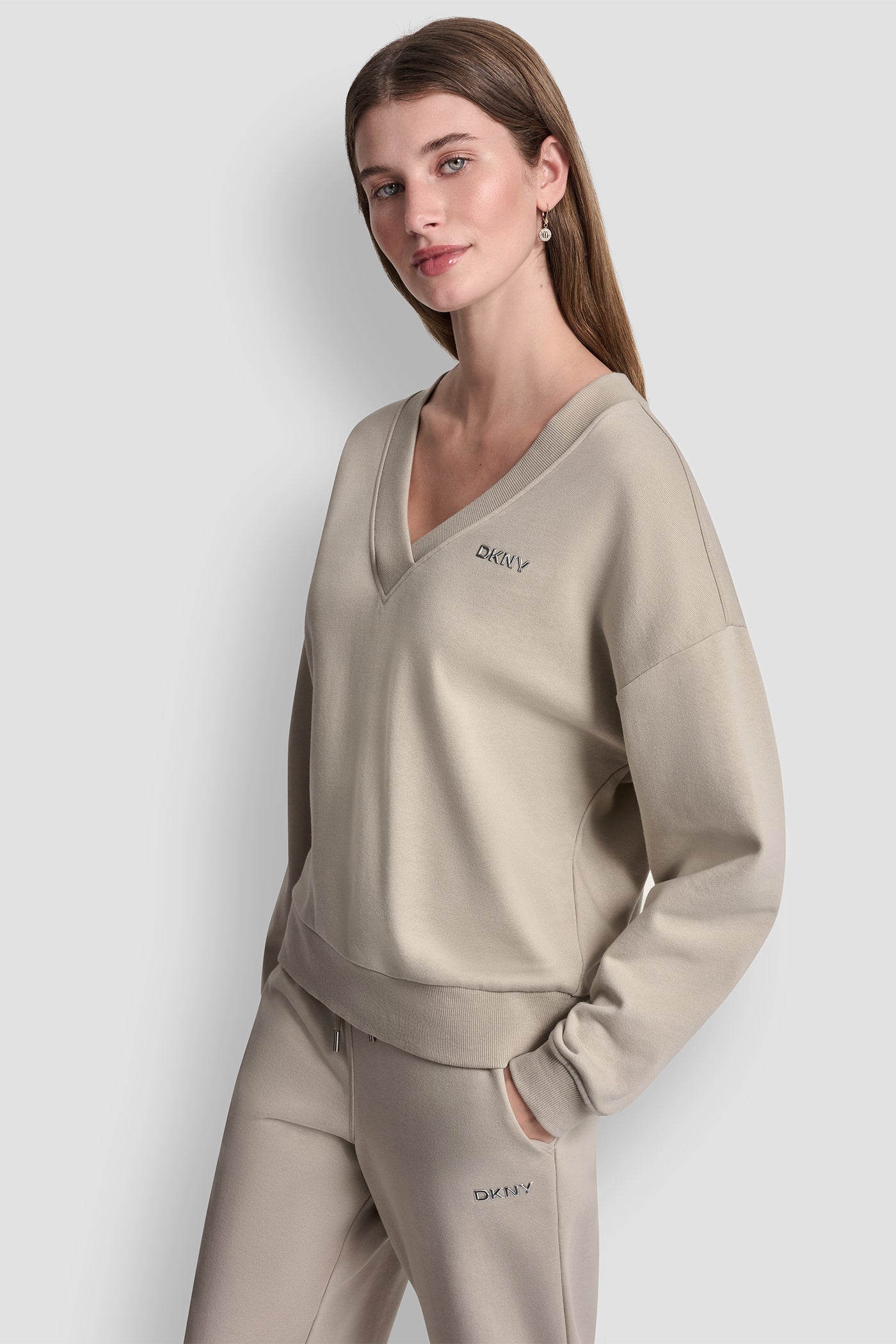 METALLIC BUBBLE LOGO V-NECK PULLOVER - Pebble - 4